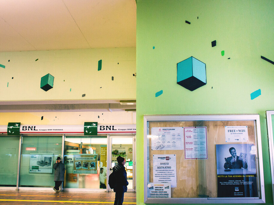 Autostazione interna - Streetart Corn79 + ETNIK per Il Cerchio E Le Gocce, Destinazioni. Autostazione di Bologna, 2016, particolare. Foto @ Rosy Dennetta