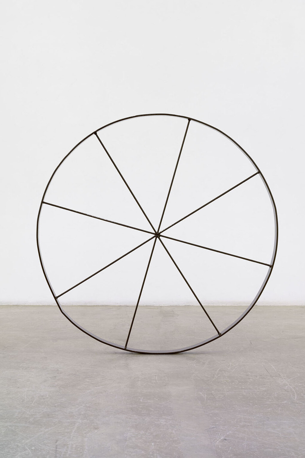Gary Hume, The Wonky Wheel (Brown), 2014, Smalto su alluminio / Gloss paint on steel, Ø 128 x 6 cm / Ø 50 1/2 x 2 1/2 inches, Photo by Alessandro Zambianchi, Courtesy Massimo De Carlo, Milano/London