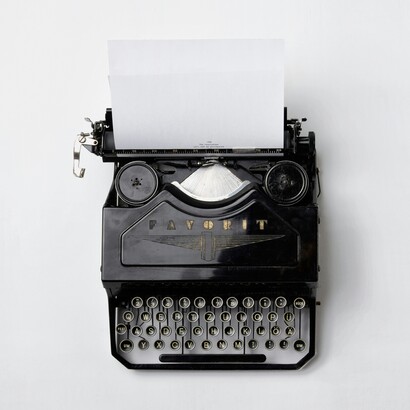 Pasolini usa la narrazione come un bisturi per svelare la corruzione politica, economica e morale del suo tempo