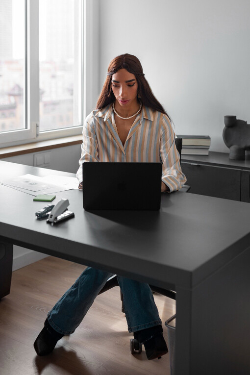 Secretaria trabajando en una oficina. Los nómadas digitales no solo desafían la idea tradicional del empleo remoto, sino que también encuentran nuevas formas de vivir y conectarse, transformando temporalmente lugares lejanos en sus oficinas