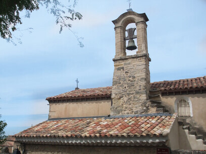Todos somos asesinos o prostitutas, y no importa a qué cultura, clase, sociedad o nación pertenezcamos (Ronald Laing,   "Política de la experiencia").
Capilla de los Penitentes Blancos, Mazan, Francia