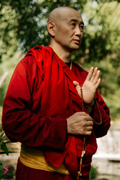 A união entre religiões é crucial para criar um pacto global pela paz, superando a violência entre nações e promovendo harmonia social