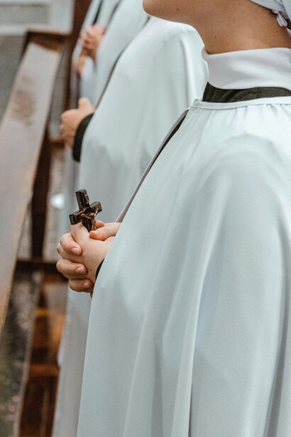 O crescimento do evangelismo no Brasil reflete não apenas a abertura de novos templos, mas também uma maior capacidade de adaptação dessas igrejas às mudanças sociais, atraindo mais adeptos