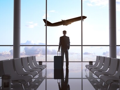 Un hombre contempla el despegue de un avión en un aeropuerto