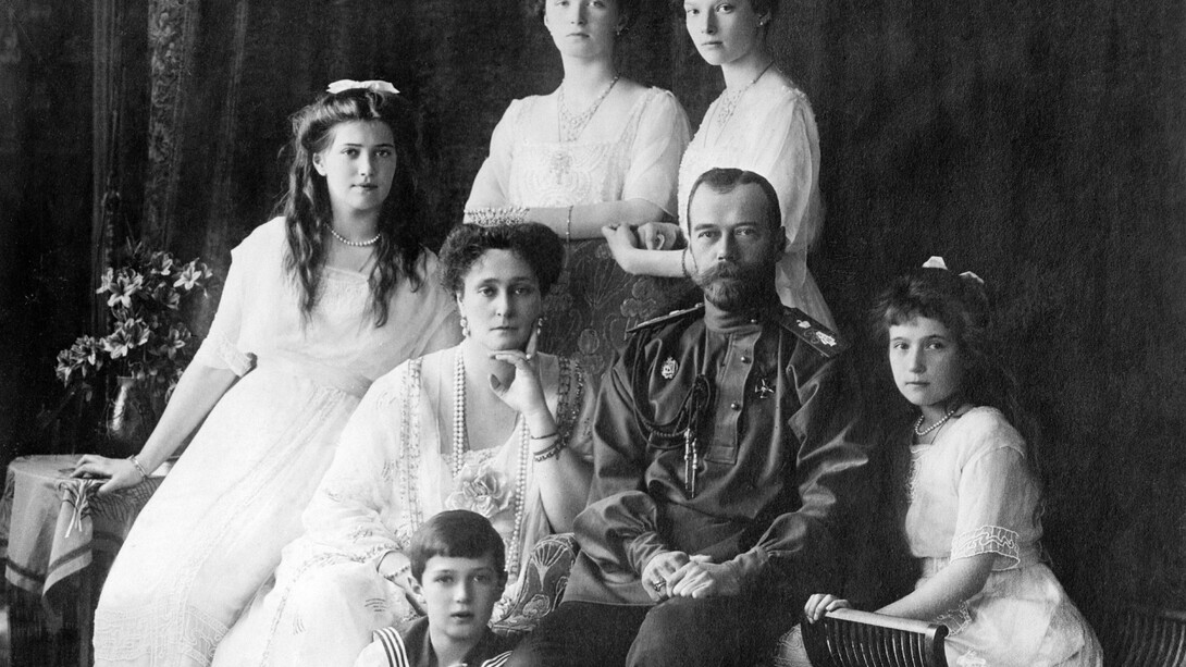 El zar Nicolás II, la zarina Alejandra Fiódorovna y sus cinco hijos