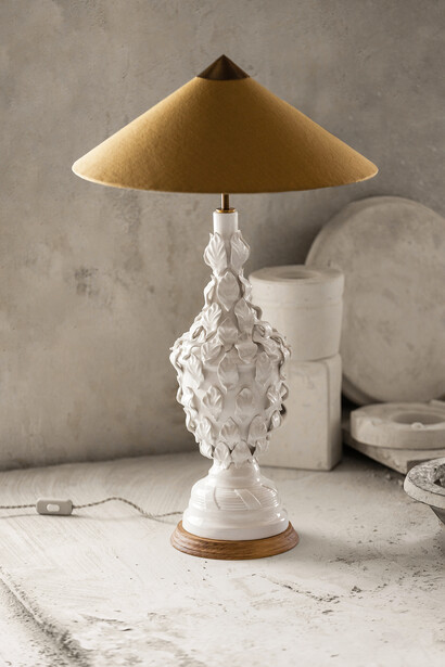 Lampara de cerámica en el taller de Can Betelgeuse Studio en Manises, Valencia (España)