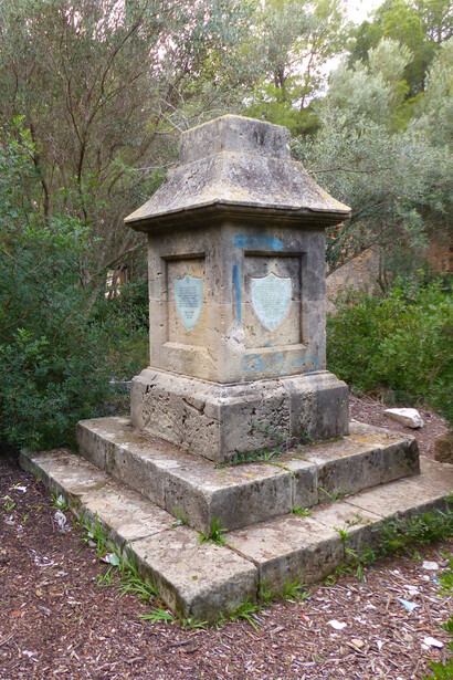 Monolito erigido por la familia Rankin en recuerdo de su hijo Reginald, cementerio inglés de Denia