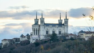 Un monument emblématique de Lyon, France 'La Basilique Notre-Dame de Fourvière' 