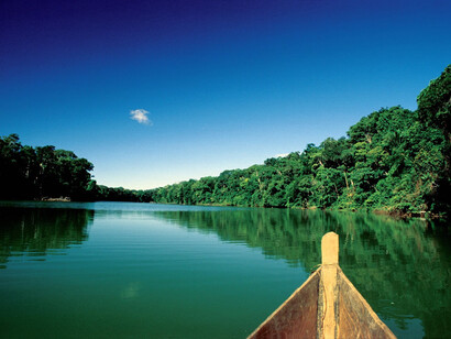 Una barca recorre el Río Amazonas