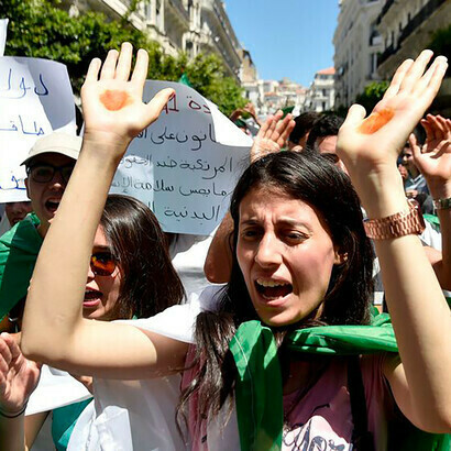 Manifestazione delle donne. È ora necessario far rispettare la Costituzione in tutti i suoi articoli, compresi quelli relativi al riconoscimento concreto dei diritti umani e dei diritti delle donne in particolare. Credito © Ryad Kramdi