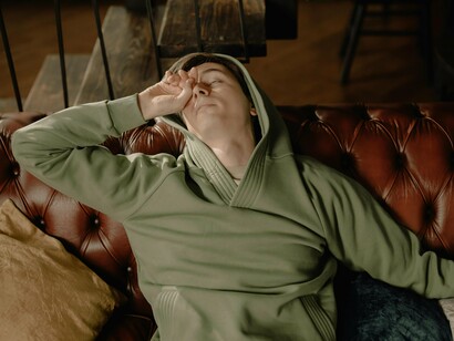 O sujeito morou com os pais até ambos falecerem, em diferentes épocas, deixando-o órfão e sozinho, já que não teve irmãos. E isso, apesar do dano psicológico, nunca impediu que ele seguisse fazendo o que sempre fez de melhor: comer, beber, transar com qualquer tipo de mulher, sem exceções, reclamar da vida e caminhar sem rumo por aí