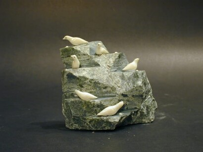 Uccelli marini sulle rocce, steatite allo stato grezzo, avorio. I cambiamenti climatici e i nuovi sistemi di sussistenza, a volte subiti più che scelti, hanno intaccato il loro modo di vivere, ma non le loro convinzioni