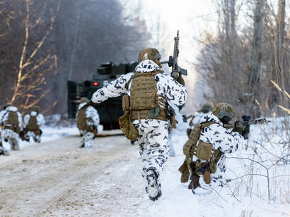 Soldados ucranianos se enfrentan a los ataques rusos y al invierno