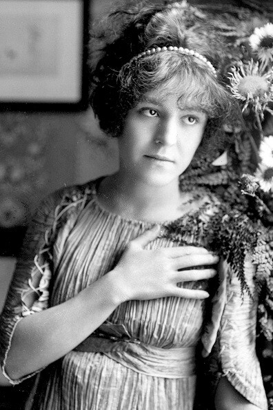 Alma Tadema con un vestido "Delphos"