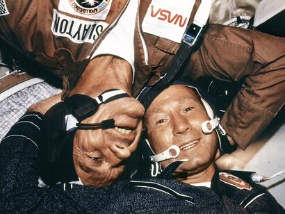 L'astronauta Donald K. “Deke” Slayton e il cosmonauta Alexey A. Leonov nel modulo orbitale Soyuz durante il progetto Apollo-Soyuz Test, foto scattata tra il 17 e il 19 luglio 1975