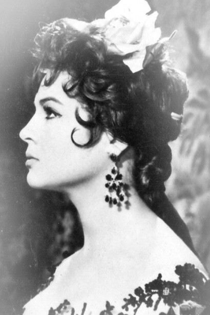 Sara Montiel, actriz de cine, cantante y productora cinematográfica española, considerada el rostro más bello del cine español