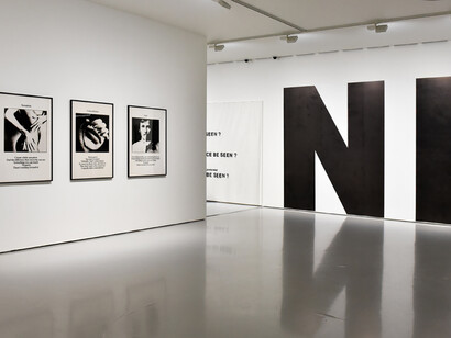 Charlotte Pierot, MAMC Saint-Etienne. Il est intéressant de noter que les étymologies des mots idole, idée et idéologie sont très voisines et désignent la forme, l'apparence, l'aspect: tout ce qui relève de la perception et de la construction représentative, qui devient destructrice lorsqu'elle prétend se substituer au réel lui-même