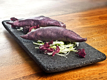 Restaurante Punto-MX. Quesadillas de flor de jamaica en tortilla de maiz morado