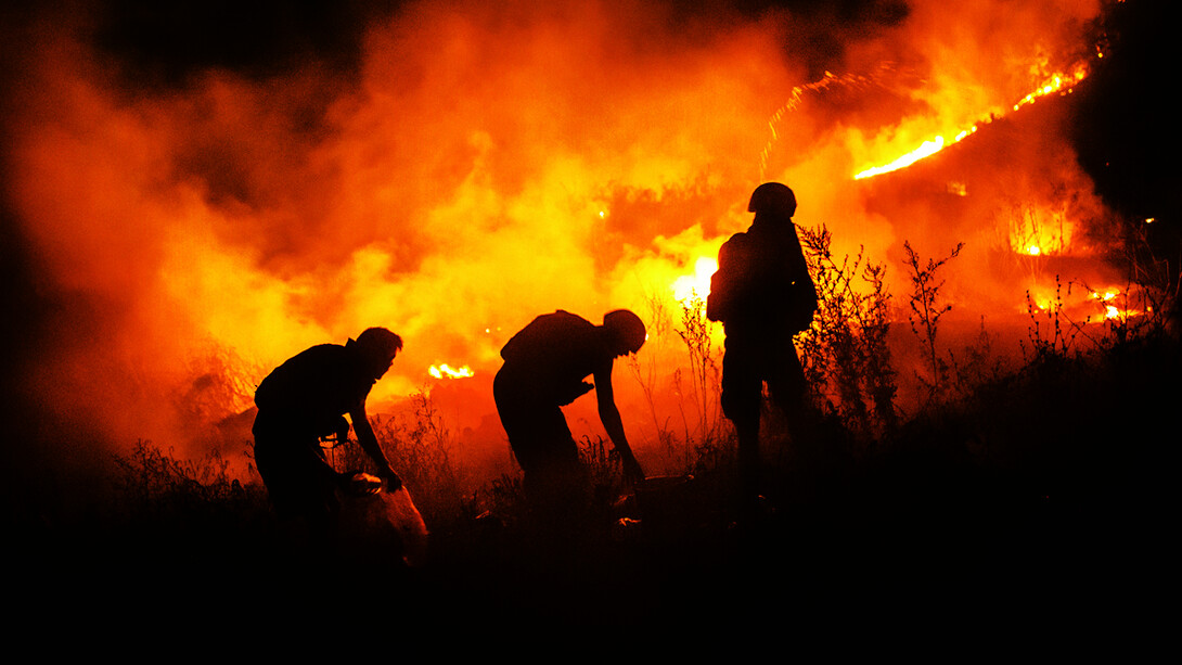Soldados ucranianos cerca de un incendio producto de un enfrentamiento en Ucrania