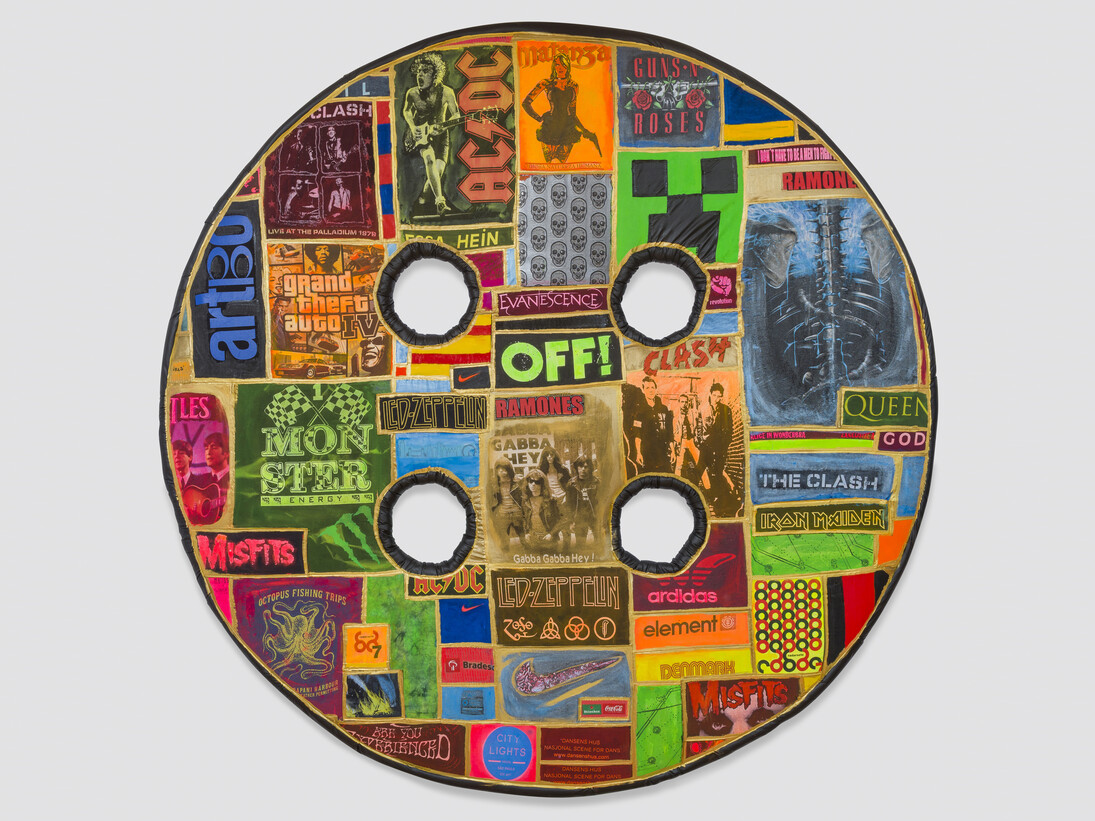 Leda Catunda, Botão I, 2014, Acrylic on fabric, ø 214 cm. Photo: Eduardo Ortega, Courtesy of Galeria Fortes Vilaça