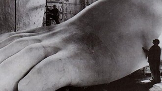 Aroldo Bellini, Statue del Foro Italico, Piede di Mussolini