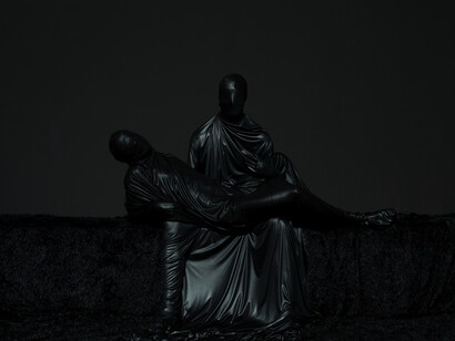 Mustafa Sabbagh, Untitled - serie: Onore al Nero, 2014,
Stampa fotografica lambda su dibond, 100 x 125 cm, ed. di 5 + 1 PA
© Mustafa Sabbagh