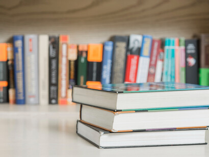 Libros apilados en un estante. Jodorowsky ha terminado por crear un juego poético, que él denomina terapia psicomágica