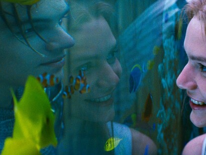 Leonardo di Caprio é Romeu e conhece Julieta (Claire Danes) na festa celebrada na casa dos Capuletos no filme "Romeu + Julieta"