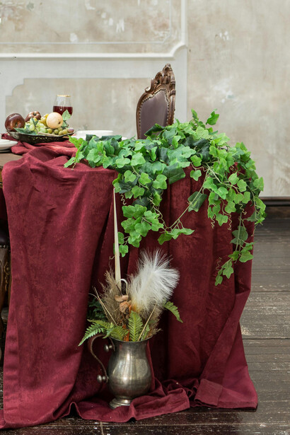 A palavra etiqueta tem origens gregas e francesas, com significados distintos