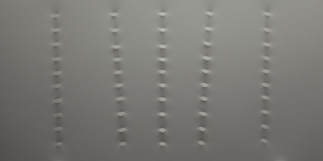 Turi Simeti, 5 file di piccoli ovali grigi, 2016, 150x300 cm. Courtesy Archivio Turi Simeti