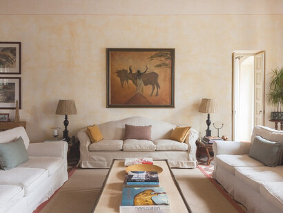 Villa Talamo, Fonteblanda, Italia. Ogni stanza è stata arredata con attenzione, selezionando le migliori antichità che si fondono con l’eleganza minimale delle pareti