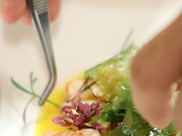 L’uso eccessivo di strumenti di precisione può trasformare la cucina in un esercizio tecnico, facendo perdere la spontaneità dei gesti