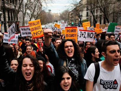 La LOMCE fue considerada como la otra cara de los recortes educativos, pues segregaría alumnos desde muy jóvenes y además apoyaría a la escuela concertada y a la intervención de la Iglesia