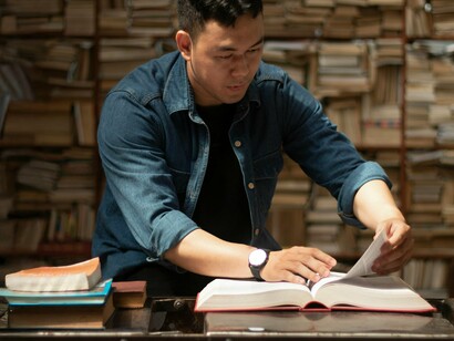 Líderes globais ou chefes executivos internacionais, com auto-crítica, só alcançam este estágio juntando a experiência terceirizada na leitura e, a pessoal empírica praticada e adquirida pelo exemplo da leitura, de casos e ocasos. Biografias serão portanto, grandes atalhos e exemplos destes