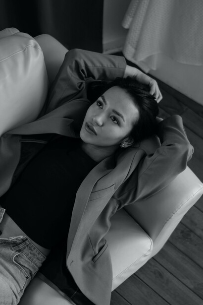 Donna stesa sul divano di casa intenta a ricordare