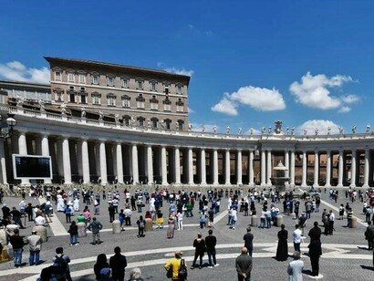 Fedeli in Piazza San Pietro durante il Regina Coeli