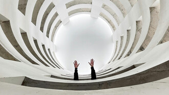 Der Sinnzusammenhang, jene unsichtbare Struktur, die Einzelheiten zu einem kohärenten Ganzen verbindet, droht, unter der Last redundanter Informationen zu zerfallen