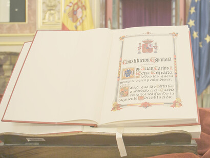 Carátula de la Constitución española de 1978. España es un Estado y su forma política es una monarquía parlamentaria basada en la soberanía nacional, la división de poderes y un sistema parlamentario