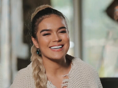 Carolina Giraldo, conocida artísticamente como Karol G, en una entrevista para Telemedellin. La artista se ha convertido en una de las más importantes de esta época