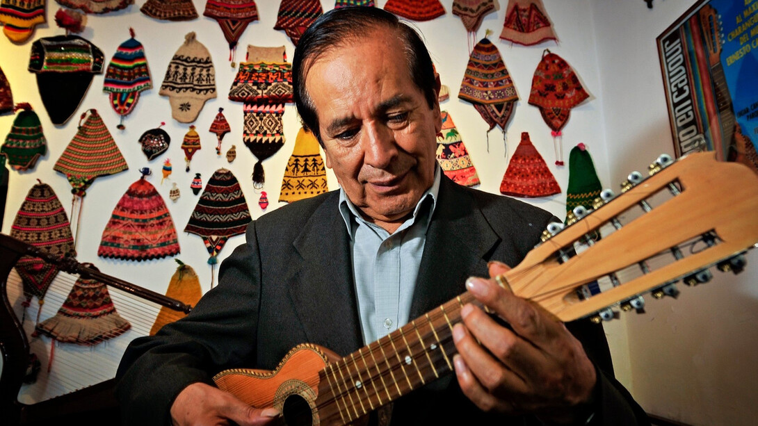 Ernesto Cavour (1940-2022) fue un cantautor, músico, artista, inventor de instrumentos musicales y autor de libros de enseñanza musical boliviano