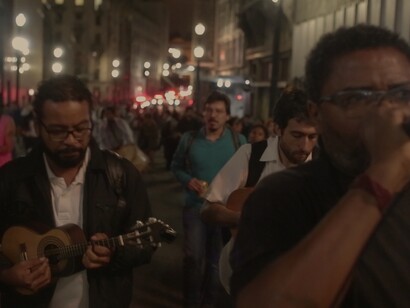 A música e as artes visuais fortalecem o protesto, partindo do Centro Universitário Maria Antônia até o Memorial da Resistência