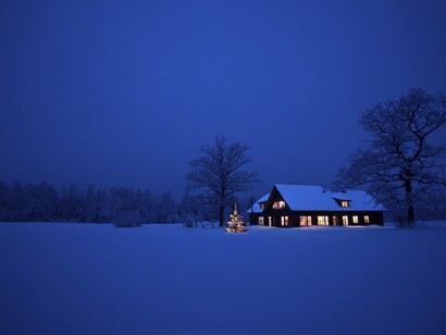 Casa de campo en medio de la nieve en fechas navideñas
