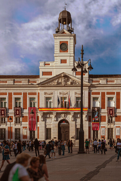 O edifício da Presidência de la Comunidad de Madrid, construído no século XVIII, foi inicialmente a Casa de Correos e hoje simboliza a governança local e a rica história da cidade