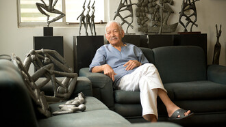 Corbiniano Lins, artista pernambucano, fundiu ciência e arte em suas obras, destacando a força feminina e o cotidiano nordestino. Sua trajetória, marcada por exposições e influências familiares, celebra o centenário com uma mostra no Recife. Foto de Eric Gomes para a Folha Pernambuco