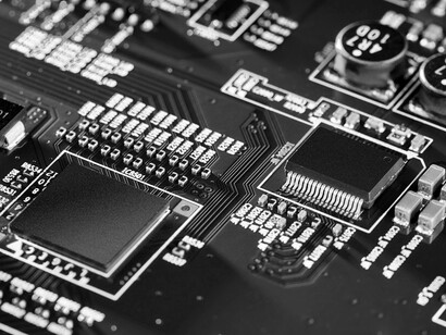 Prácticamente todas las profesiones que supongan acumulación de saber, pueden ser asumidas por máquinas