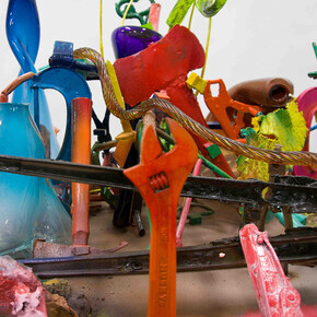 Jim Dine, City of Glass #2, 2014, Bronze, verre, acier inoxydable, objets trouvés, peinture laquée, 145 x 150 x 157,5 cm, Courtesy Jim Dine and Galerie Daniel Templon, Paris © Jim Dine
