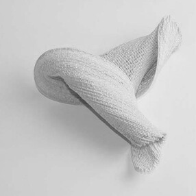 El proceso es básico, se tejen hebras de fibra, unas sobre otras para crear el fondo de la cesta de forma circular (preferentemente) y más tarde se tejen los laterales partiendo de la base ya realizada