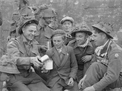 Truppe britanniche si ristorano bevendo caffè in compagnia di un ragazzo francese