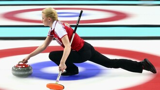 Jugadora de curling lanzando la piedra