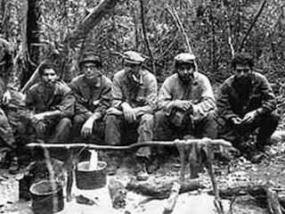 El Che Guevara con militantes del ELN